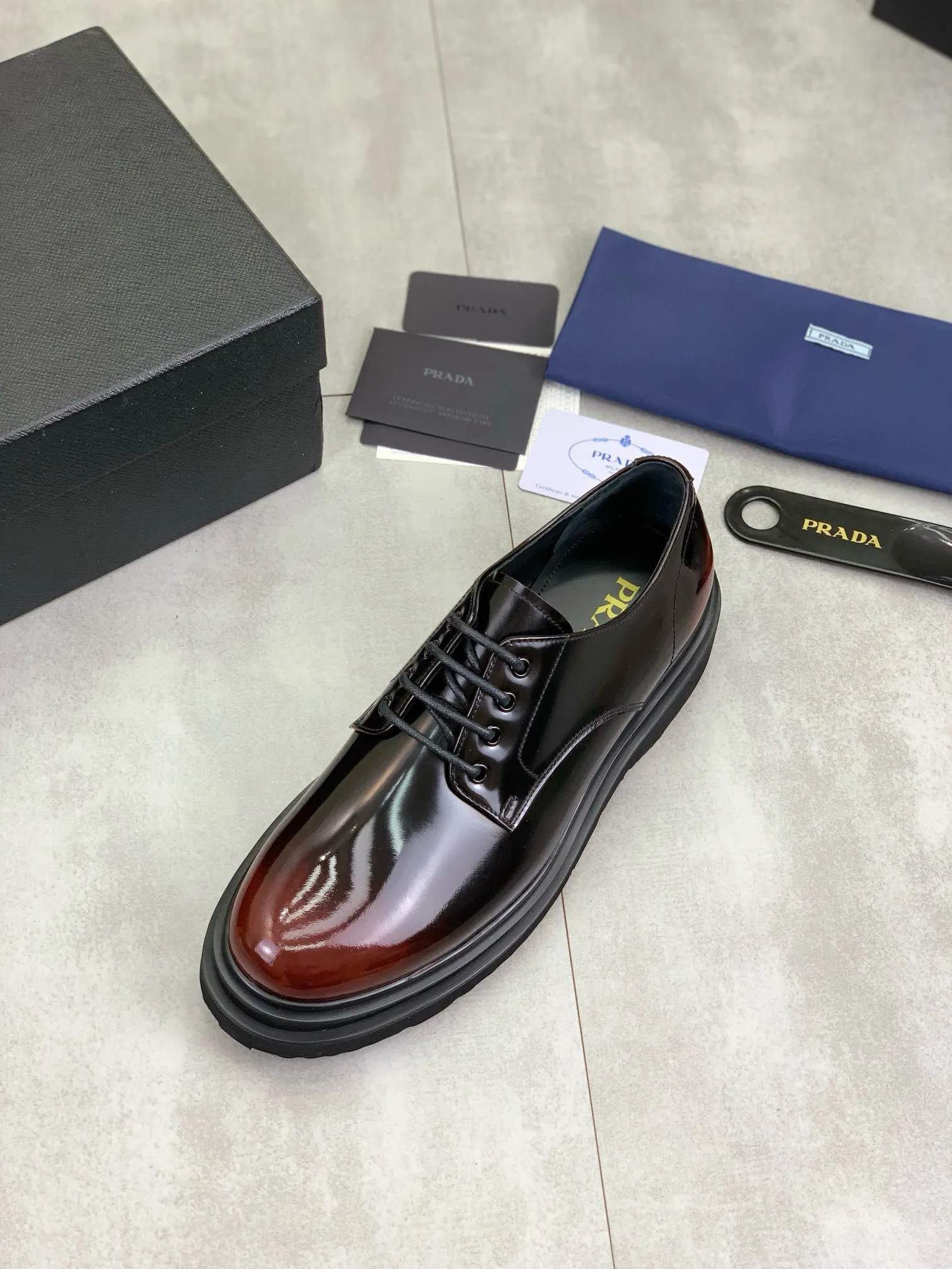 Factory price P880 💰Original quality, top version🔱 ＰＲＡＤＡPrada. Men's business casual leather shoes, top quality products. 1:1 shipment⬆️Luxurious and noble👞All imported original brand fabrics, just to create a more comfortable wearing experience. Upper: Original comfortable open edge bead-rubbed calf leather➕Top imported water-dyed full cow lining, original lightweight and comfortable TPU foam combination bottom✔️Code number: 39-44 (38.45 can be customized)